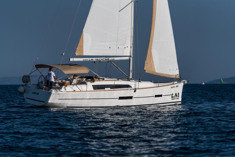 Book yachts online - sailboat - Dufour 382 GL - Justin - rent