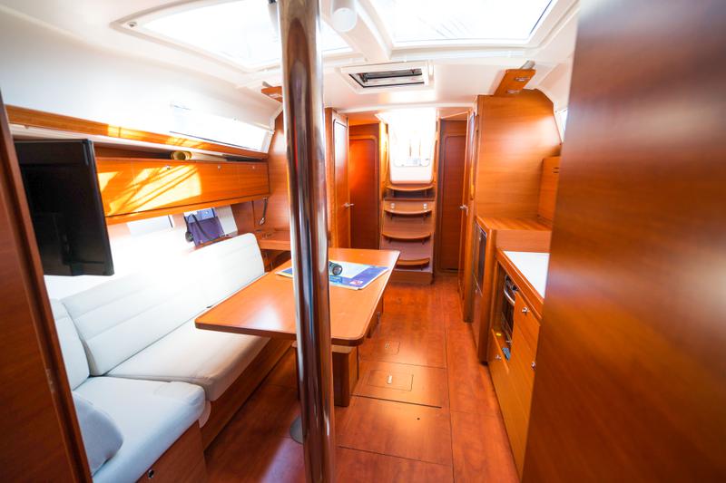 Book yachts online - sailboat - Dufour 382 GL - Justin - rent