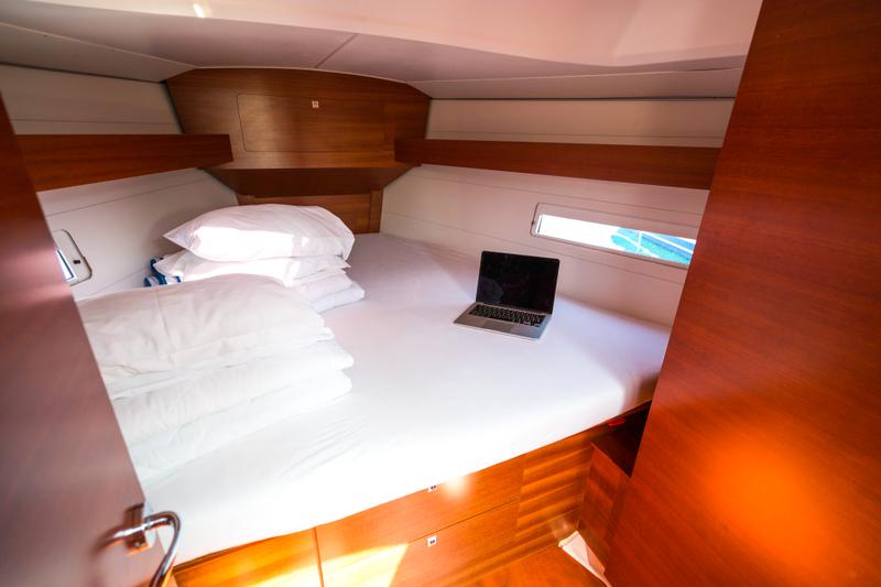 Book yachts online - sailboat - Dufour 382 GL - Justin - rent