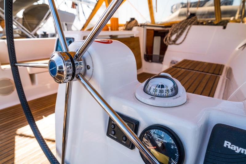 Book yachts online - sailboat - Dufour 382 GL - Justin - rent