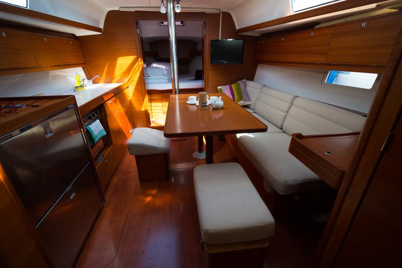 Book yachts online - sailboat - Dufour 382 GL - Justin - rent