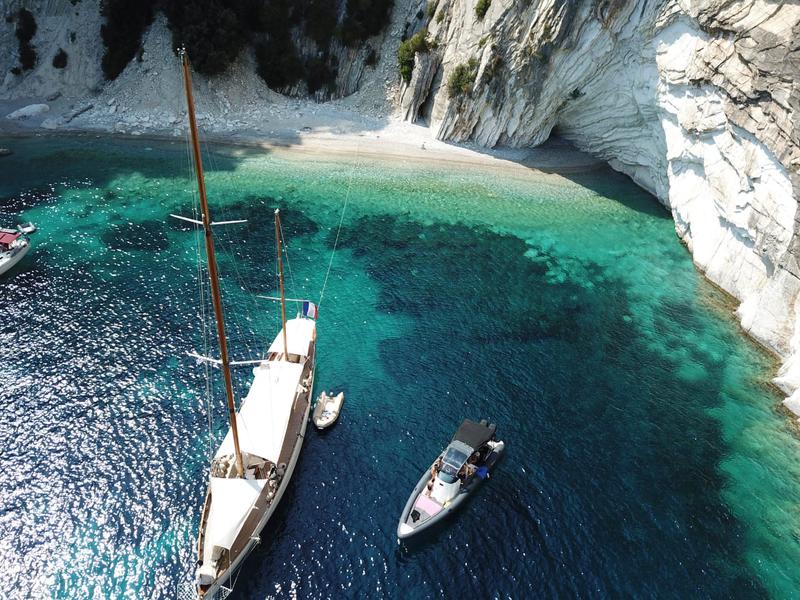 Book yachts online - motorboat - Scorpion Seafarer 36 - Artemis - rent