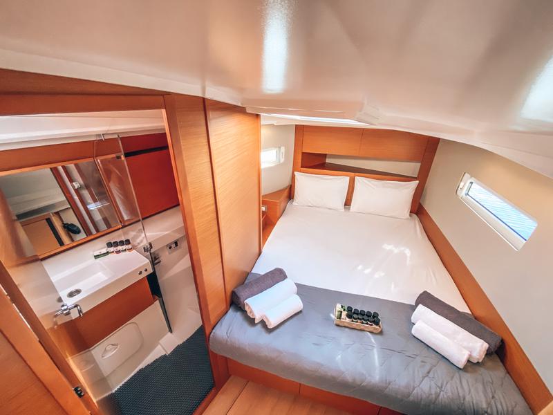 Book yachts online - sailboat - Sun Odyssey 410 ( INVENTER ) - Aquaholic ( inverter-solar panels ) - rent