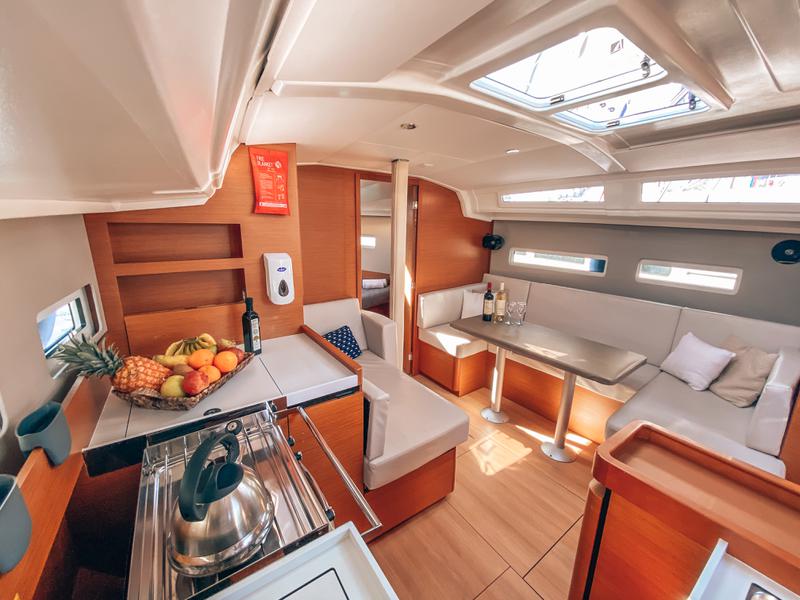 Book yachts online - sailboat - Sun Odyssey 410 ( INVENTER ) - Aquaholic ( inverter-solar panels ) - rent