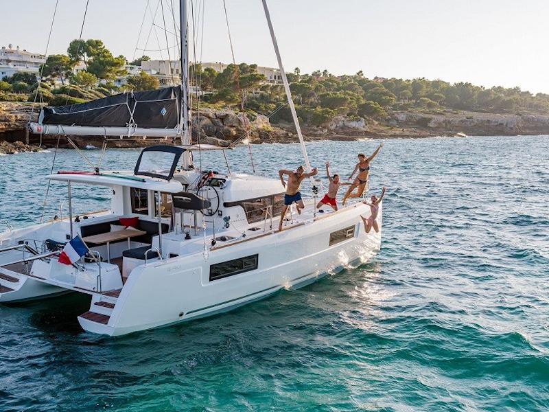 Book yachts online - catamaran - Lagoon 40 - Araponga - rent