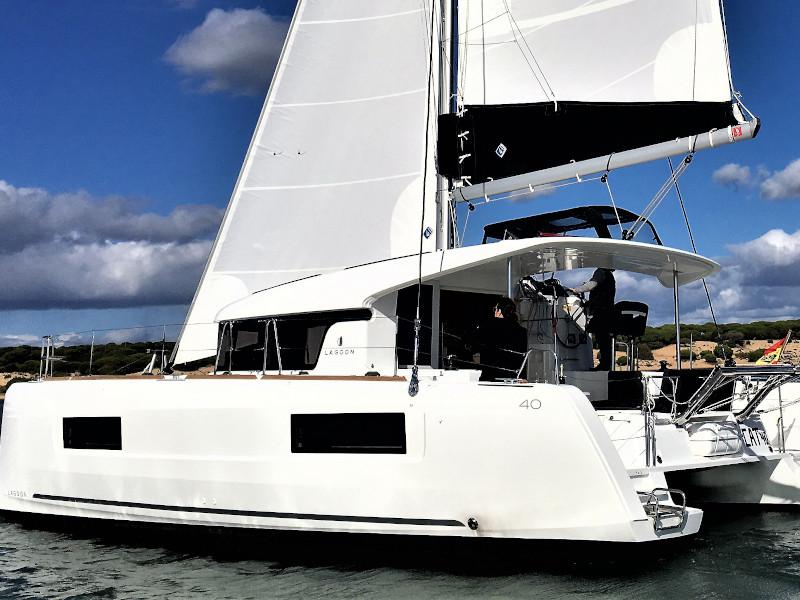 Book yachts online - catamaran - Lagoon 40 - Laguna Goo - rent