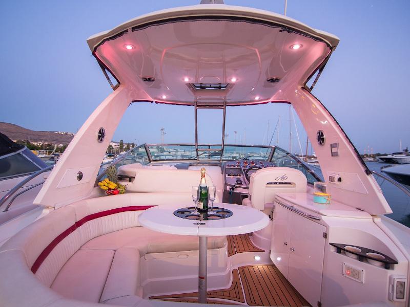 Book yachts online - motorboat - Monterey 375 SY - Red Dragon - rent