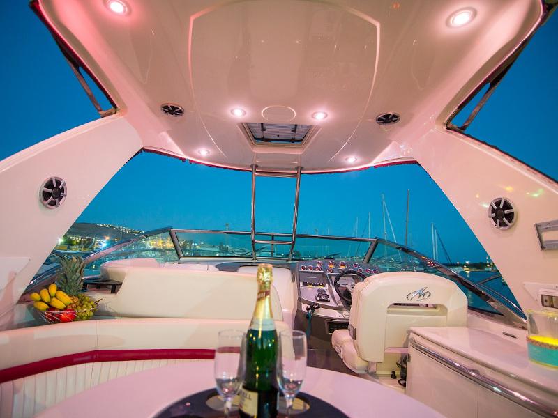 Book yachts online - motorboat - Monterey 375 SY - Red Dragon - rent