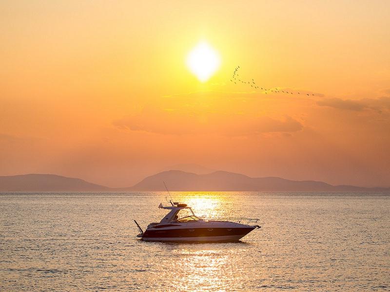 Book yachts online - motorboat - Monterey 375 SY - Red Dragon - rent