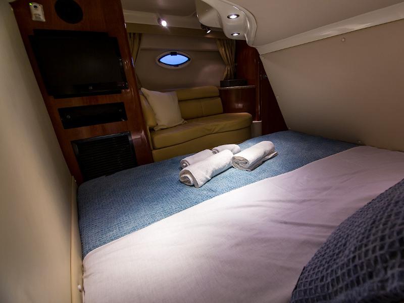 Book yachts online - motorboat - Monterey 375 SY - Red Dragon - rent