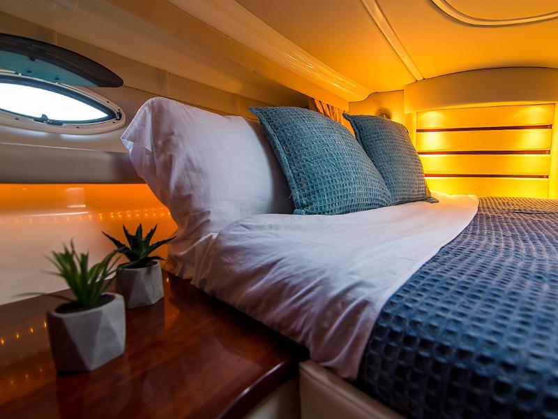 Book yachts online - motorboat - Monterey 375 SY - Red Dragon - rent