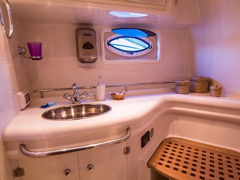 Book yachts online - motorboat - Monterey 375 SY - Red Dragon - rent