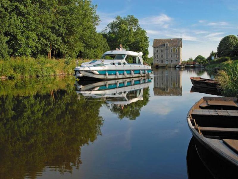 Book yachts online - motorboat - Sedan 1170 - La Chataigneraie FR - rent