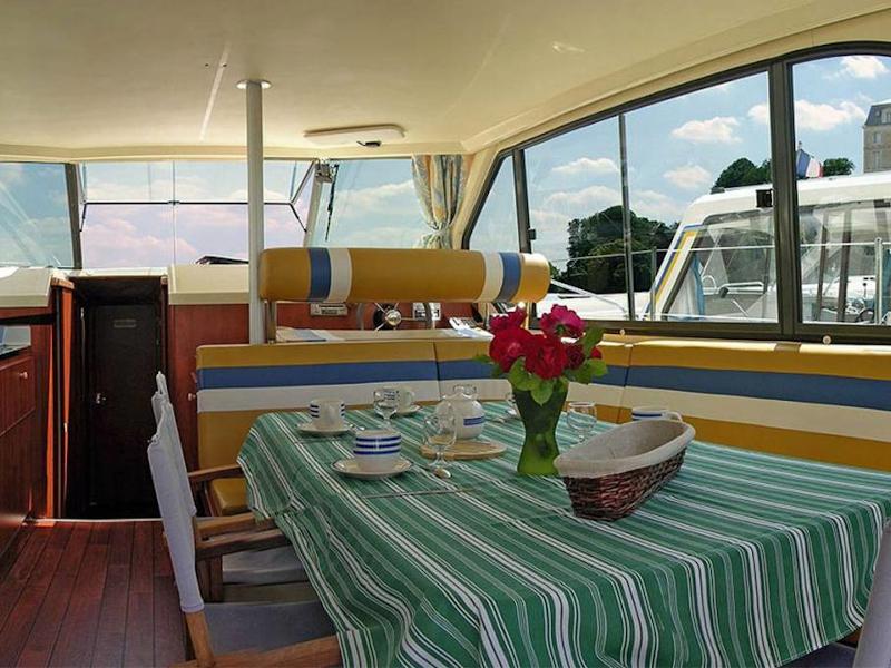Book yachts online - motorboat - Sedan 1010 - BELMONT FR - rent