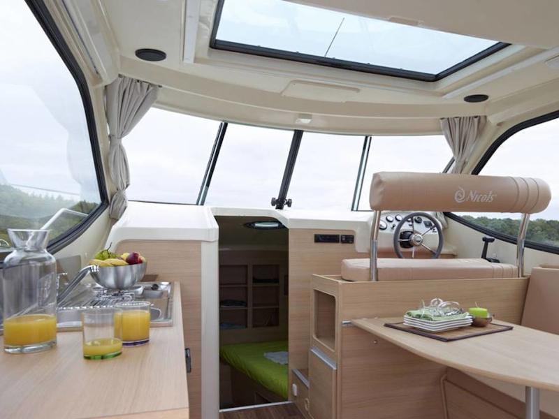 Book yachts online - motorboat - Sedan Primo - BRIENON FR - rent