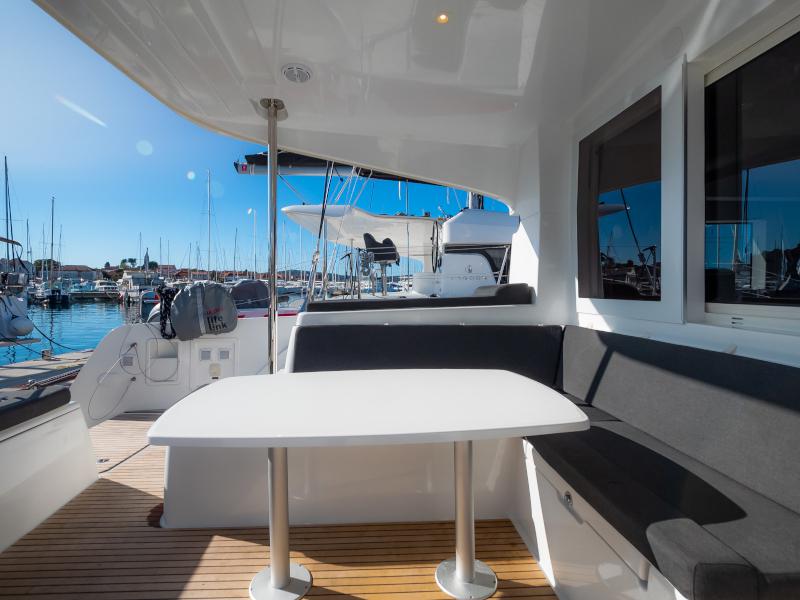 Book yachts online - catamaran - Lagoon 40 - Chingi Lingy - rent