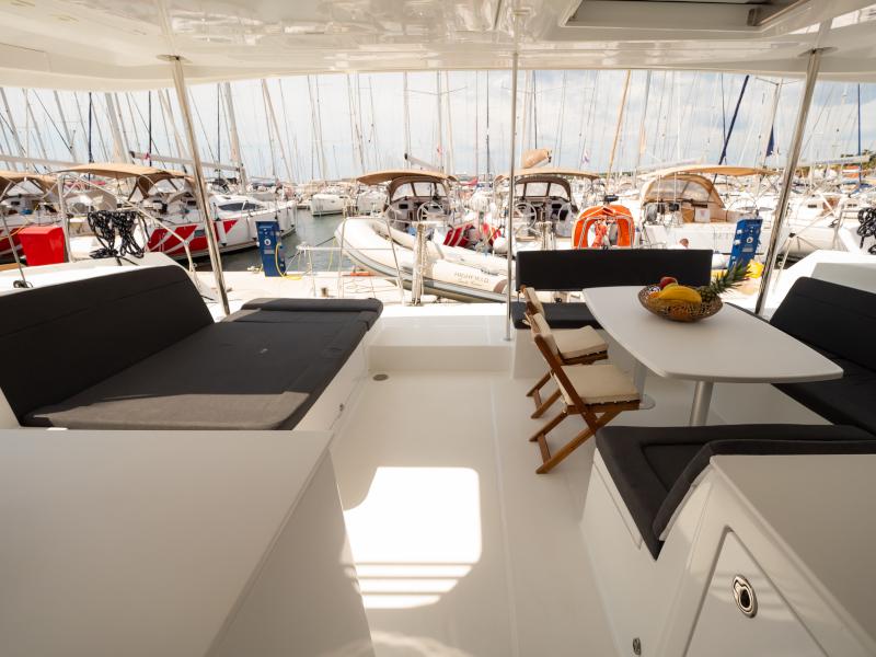 Book yachts online - catamaran - Lagoon 450  Flybridge - Summer Wind - rent