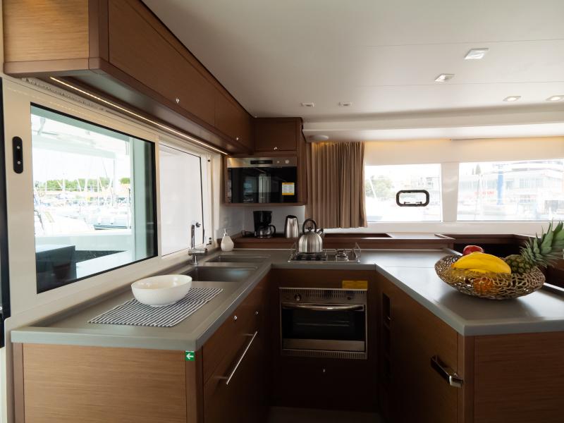 Book yachts online - catamaran - Lagoon 450  Flybridge - Summer Wind - rent