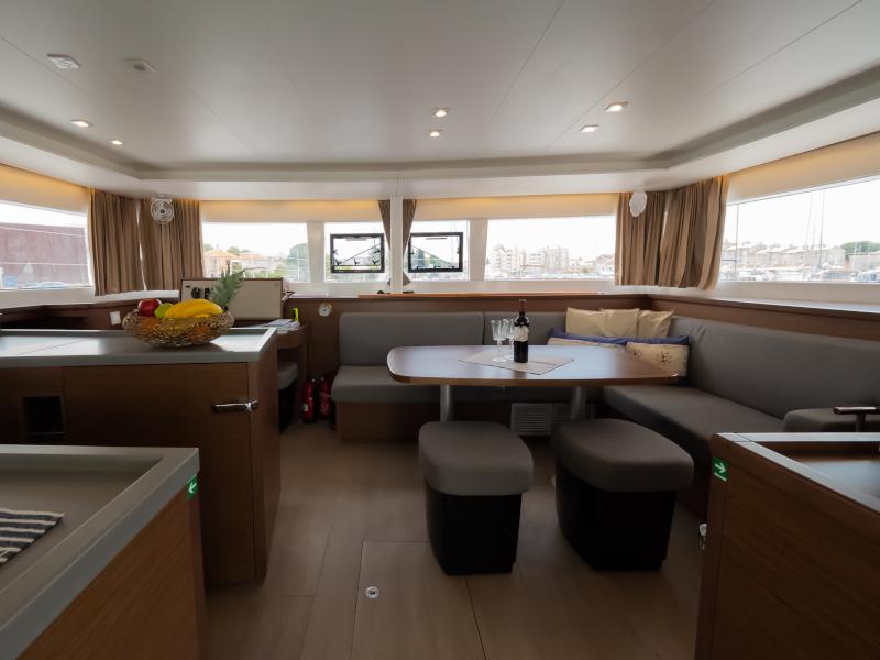 Book yachts online - catamaran - Lagoon 450  Flybridge - Summer Wind - rent