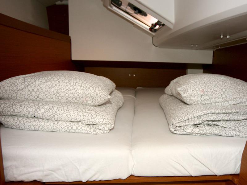 Book yachts online - sailboat - Sun Odyssey 349 - Antonija - rent