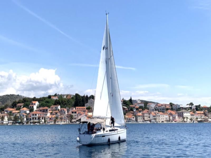 Book yachts online - sailboat - Bavaria Cruiser 34 - Little Joe - rent