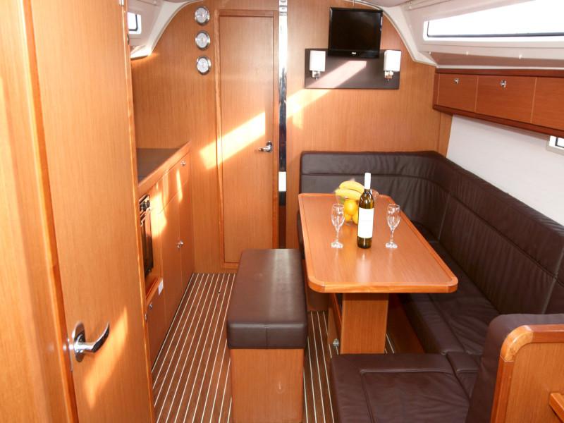 Book yachts online - sailboat - Bavaria Cruiser 41 - Raven - rent