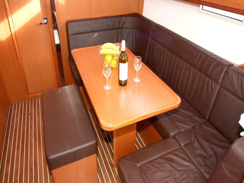 Book yachts online - sailboat - Bavaria Cruiser 41 - Raven - rent