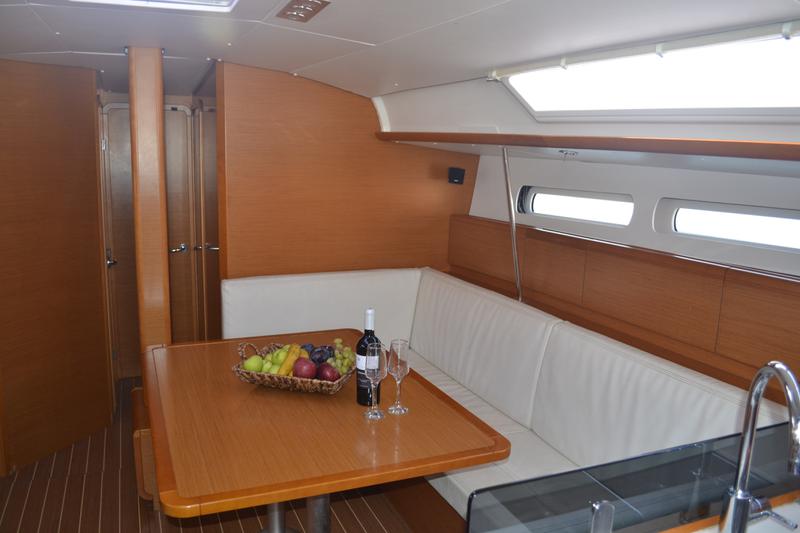 Book yachts online - sailboat - Sun Odyssey 439 - Triada / with bow thruster &amp; solar panels - rent