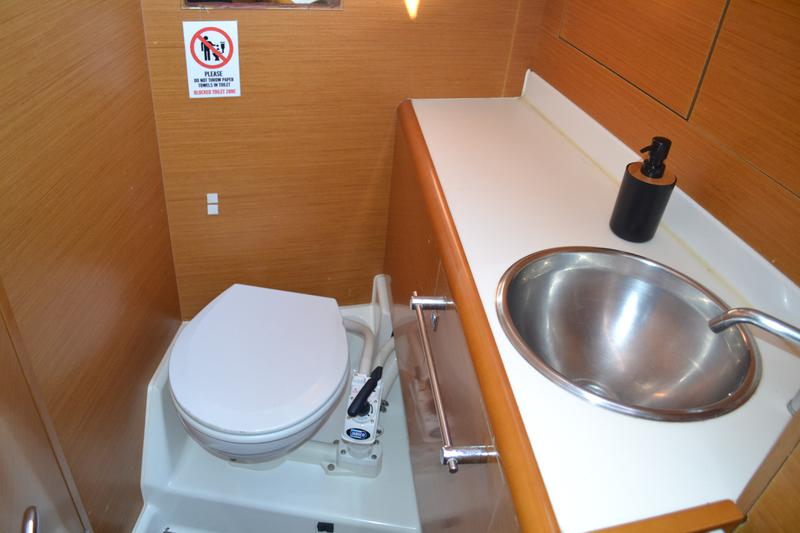 Book yachts online - sailboat - Sun Odyssey 439 - Triada / with bow thruster &amp; solar panels - rent