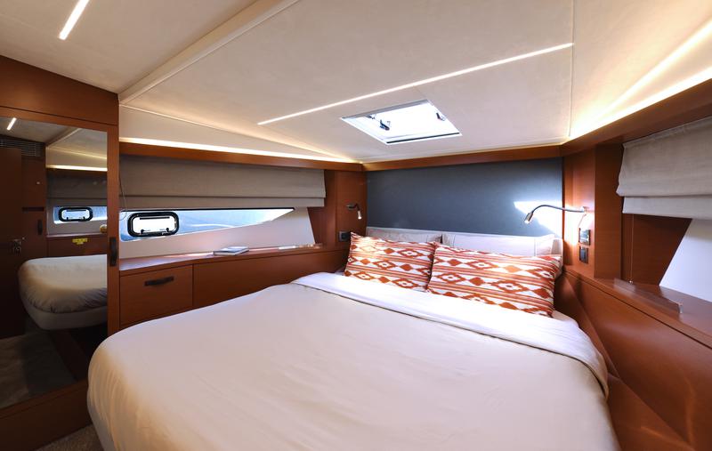Book yachts online - motorboat - Prestige 420 New - My Love II - rent