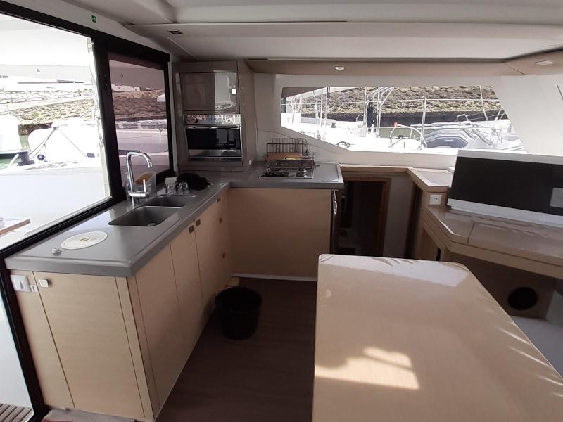 Book yachts online - catamaran - Lucia 40 - Rhum marin - rent