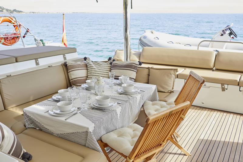 Book yachts online - catamaran - Lagoon 560 - Big Gani - rent