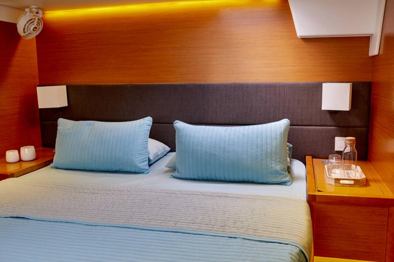 Book yachts online - catamaran - Lagoon 560 - Big Gani - rent