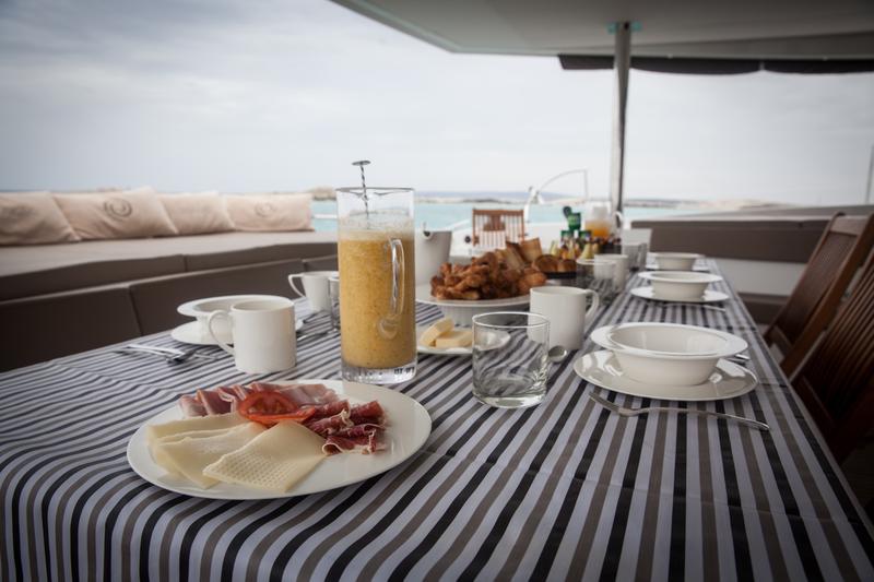 Book yachts online - catamaran - Victoria 67 - Magec - rent