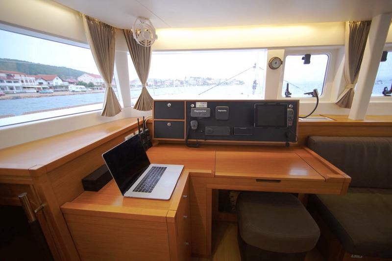 Book yachts online - catamaran - Lagoon 450 - Black Duck - rent