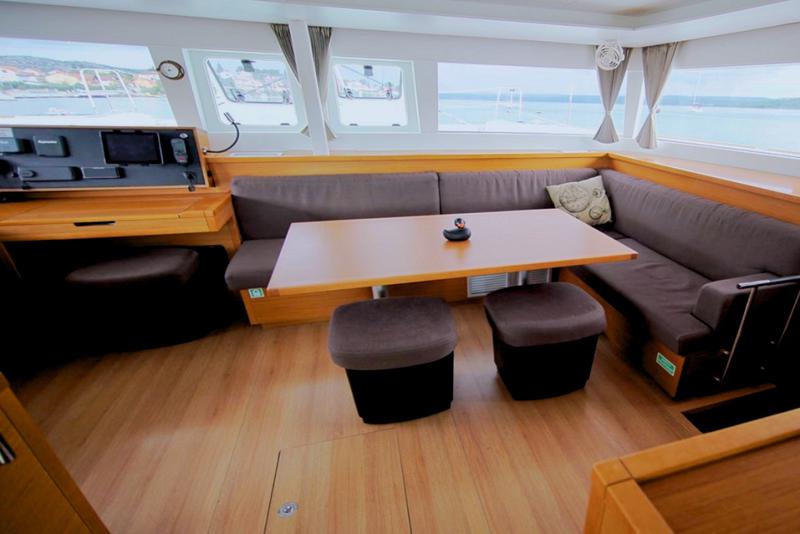 Book yachts online - catamaran - Lagoon 450 - Black Duck - rent