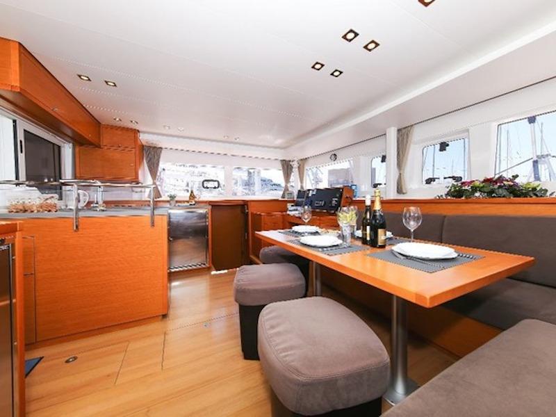 Book yachts online - catamaran - Lagoon 450 - Black Duck - rent