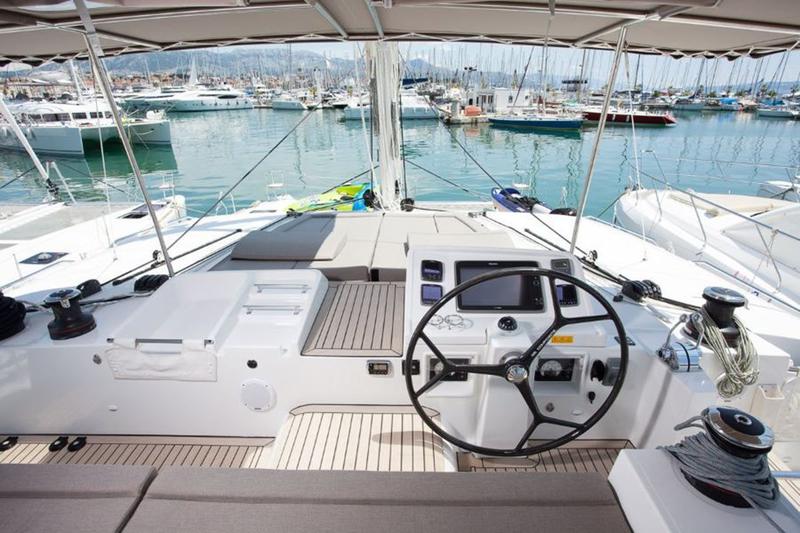 Book yachts online - catamaran - Lagoon 450 - Black Duck - rent