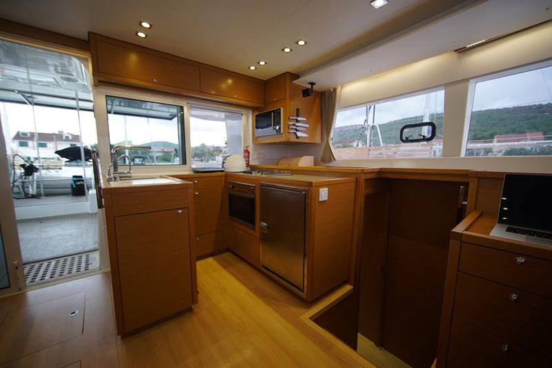 Book yachts online - catamaran - Lagoon 450 - Black Duck - rent