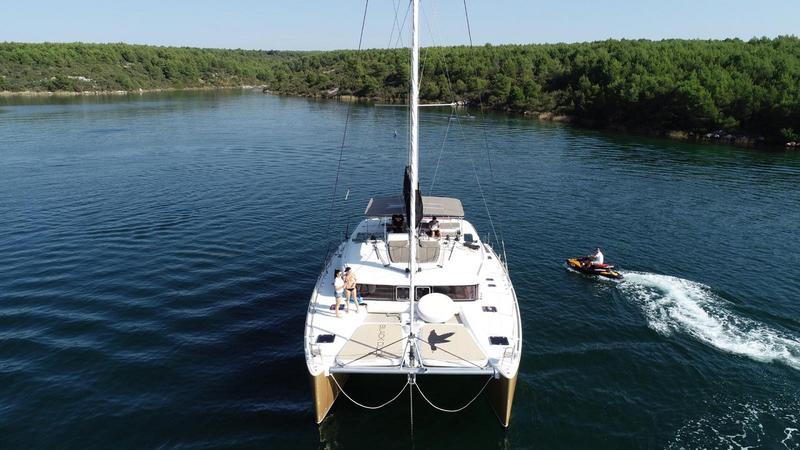 Book yachts online - catamaran - Lagoon 450 - Black Duck - rent