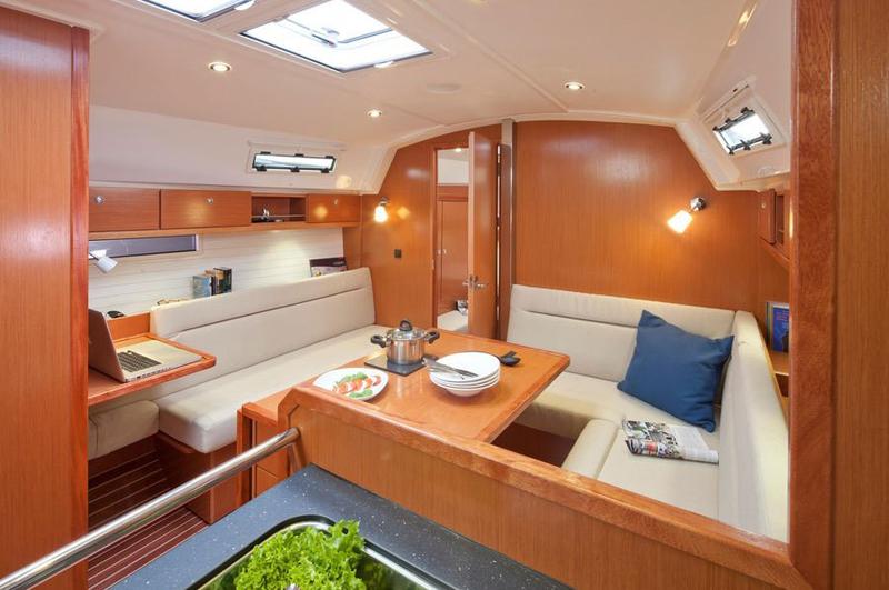 Book yachts online - sailboat - Bavaria Cruiser 36 - Lolita - rent
