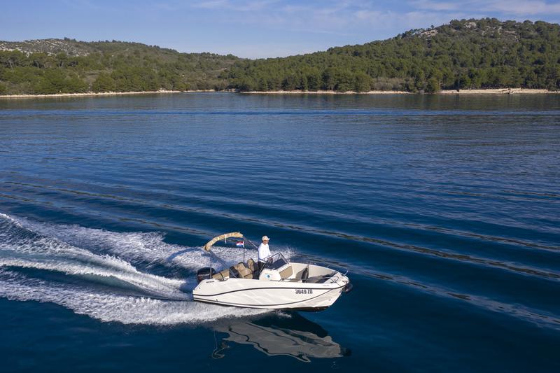Book yachts online - motorboat - Quicksilver Activ 555 - no name - rent