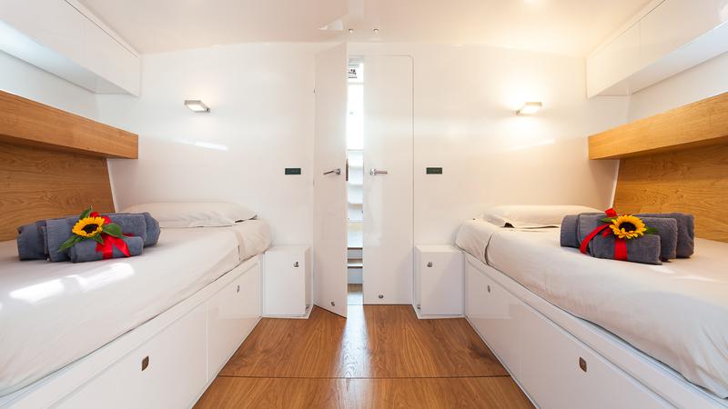 Book yachts online - sailboat - Vismara V71 - Red Carpet - rent