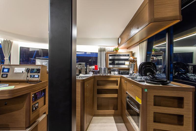 Book yachts online - catamaran - Lagoon 42 - Casta Diva VIP-equipped (AC/Gen/Watermaker) - rent