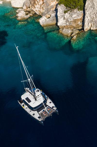 Book yachts online - catamaran - Lagoon 42 - Casta Diva VIP-equipped (AC/Gen/Watermaker) - rent