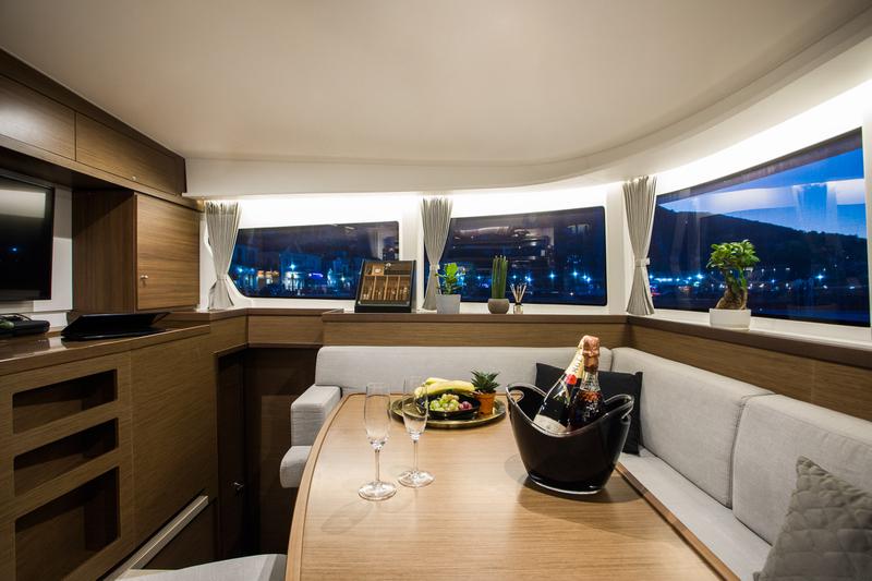 Book yachts online - catamaran - Lagoon 42 - Casta Diva VIP-equipped (AC/Gen/Watermaker) - rent