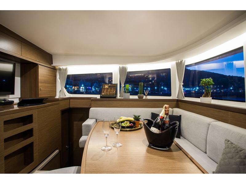 Book yachts online - catamaran - Lagoon 42 - Casta Diva VIP-equipped (AC/Gen/Watermaker) - rent