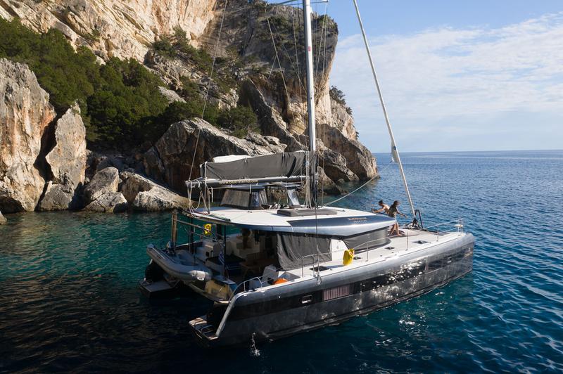 Book yachts online - catamaran - Lagoon 42 - Casta Diva VIP-equipped (AC/Gen/Watermaker) - rent