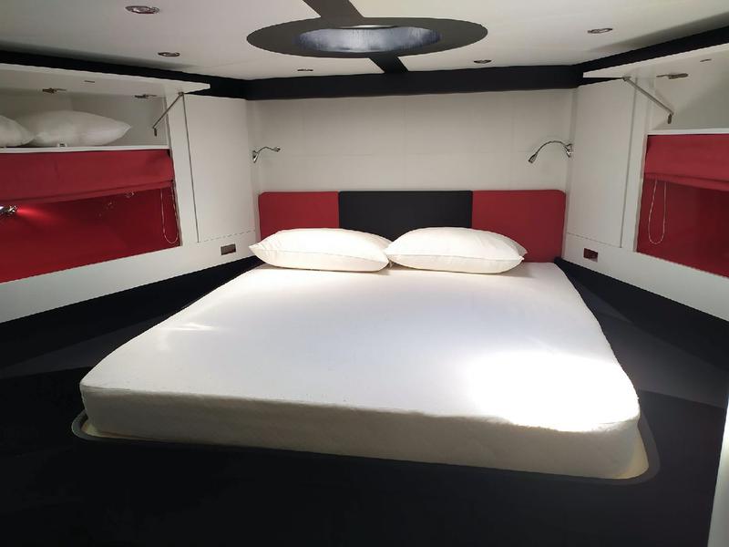 Book yachts online - motorboat - Jaguar Squadron 80 - Ellepi one - rent