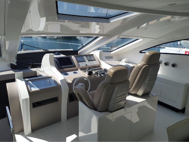 Book yachts online - motorboat - Jaguar Squadron 80 - Ellepi one - rent